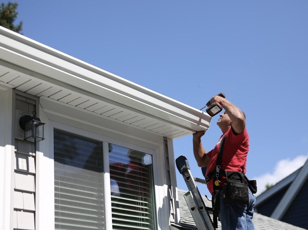 Roof edge and gutter system protecting a Texas home from water damage